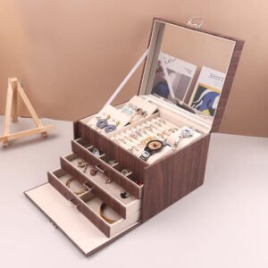 HXBR-AMZHY-1062-S1 - ESTOJO PORTA JOIAS ESTILO MALETA COM ESTRUTURA EM PAPELAO E REVESTIMENTO EM POLIESTER, ACOMPANHA ESPELHO FIXADO E TRAVA, POSSUI COMPARTIMENTOS PARA ANEIS, BRINCOS, PULSEIRAS E COLARES, TAMANHO 15X15X10CM