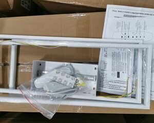 LUMINÁRIA RETANGULAR DE TETO COM ARMAÇÕES EM METAL E ACRÍLICO COM FONTE EXCLUSIVA DE LUZ DE LED = HC-MLGL-T308-B-2