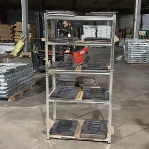PRATELEIRAS EM ACO GALVANIZADO COM DETALHES EM MDF PARA ACONDICIONAR MERCADORIAS EM ARMAZEM