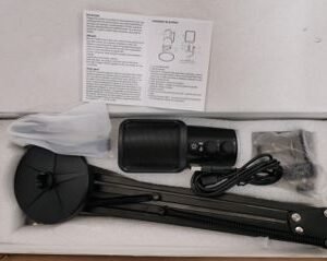 MICROFONE DE MESA COM FIO, USO PROFISSIONAL, ACOMPANHA BASE TRIPE ARTICULAVEL EM METAL