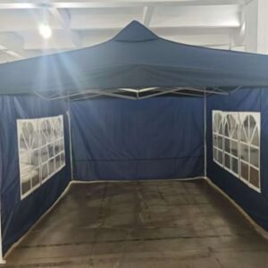 TENDA COM ESTRUTURA EM METAL COM COBERTURA EM TECIDO DE OXFORD AZUL