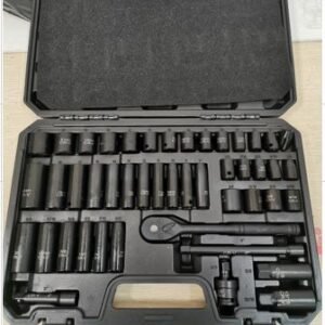JOGO DE SOQUETES MANUAIS EM ACO CONTENDO 46 PECAS SENDO: CHAVE CATRACA, EXTENSOES, ADAPTADORES E SOQUETES DE DIFERENTES MEDIDAS, ACONDICIONADO EM MALETA DE PLASTICO