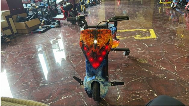 TRICICLO ELÉTRICO INFANTIL TIPO "DRIFT" DESTINADO AO ENTRETENIMENTO DE CRIANÇAS E ADOLESCENTES