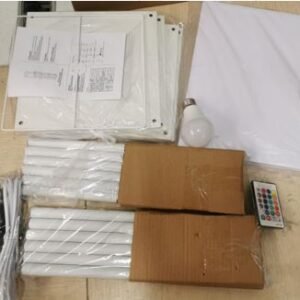 LUMINÁRIA DE PISO COM ESTRUTURA VERTICAL COMPOSTA POR TRES PRATELEIRAS E CÚPULA EM TECIDO SINTÉTICO