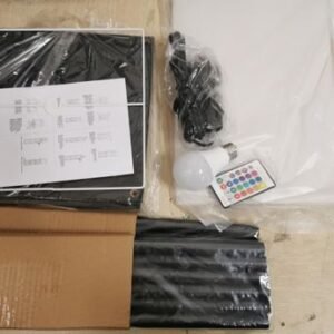 LUMINÁRIA DE PISO COM ESTRUTURA VERTICAL COMPOSTA POR TRES PRATELEIRAS E CÚPULA EM TECIDO SINTÉTICO