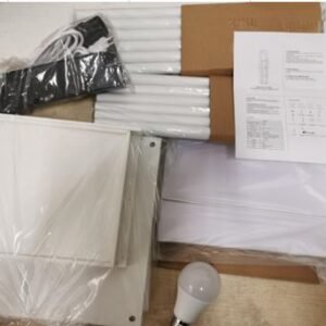 LUMINÁRIA DE PISO COM ESTRUTURA VERTICAL COMPOSTA POR TRES PRATELEIRAS E CÚPULA EM TECIDO SINTÉTICO