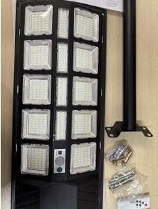 LUMINARIA SOLAR DE LED COM SENSOR. DISPOSITIVO DE ILUMINAÇÃO AUTÔNOMO PARA USO EXTERNO