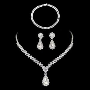 CONJUNTO DE BIJUTERIA COMPOSTO POR COLAR, PAR DE BRINCOS E PULSEIRA