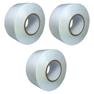 FITA AUTOADESIVA EM PVC ACONDICIONADA EM ROLO COM LARGURA APROXIMADA DE 4,5CM