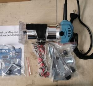 FRESADORA ELÉTRICA MANUAL PORTÁTIL PARA MADEIRA, COM POTENCIA DE 530W, TENSÃO DE 220V