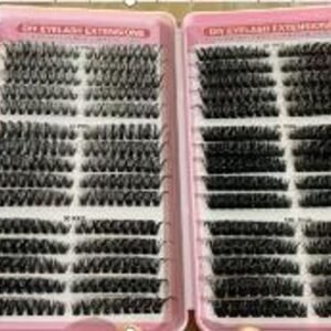 CILIOS POSTICOS ARTIFICIAIS PARA EXTENSAO DE CILIOS, ACONDICIONADOS EM ESTOJO PLASTICO, CONFECCIONADOS EM FIBRAS SINTETICAS, SEM FUNCAO ELETRICA, DE USO MANUAL