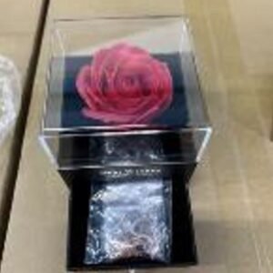 COLAR FEMININO COM PINGENTE, FABRICADO EM METAL, ACOMPANHA ESTOJO DECORATIVO COM FLOR EM TECIDO