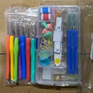 KIT CROCHE INDICADO PARA INICIANTES CONTENDO FITA, TESOURA, 20 MARCADORES DE PONTOS, 10 SEGURADORES, 16 AGULHAS DE CROCHE COM TAMANHOS SORTIDOS, 2 CONTADORES, 3 AGULHAS, 4 AGULHAS DE TAPECARIA, 4 PROTETORES ACONDICIONADOS EM ESTOJO DE PLASTICO