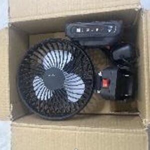 MINI VENTILADOR PORTATIL SEM FIO COM FUNCIONAMENTO POR BATERIO DE LITIO DE 48V, 7500 MAH, GRADES EM METAL. POSSUI FUNCAO DE LUZES DE LED PARA EMERGENCIA, FONTE DE ALIMENTACAO 30W, VELOCIDADE 2500/3500 RPM, TEMPO DE USO DE 3-4 HORAS, COM VENTILADOR DE 20CM. O PRODUTO ACOMPANHA 2 BATERIAS, 1 LAMPADA E 1 CARREGADOR