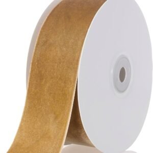 FITA TÊXTIL DECORATIVA TIPO VELUDO, ACONDICIONADA EM ROLO, FABRICADA EM POLIÉSTER, COM SUPERFÍCIE MACIA E FLEXÍVEL. LARGURA APROXIMADA DE 3,8 CM E COMPRIMENTO TOTAL DE 10 METROS POR ROLO. PRODUTO DESTINADO A USO DECORATIVO E ARTESANAL.