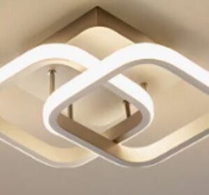 LUMINÁRIA DE TETO, TIPO PLAFON, MODELO SOBREPOR, FORMATO QUADRADO COM ESTRUTURA EM METAL (BRANCO/ DOURADO) E DIFUSOR EM ACRÍLICO COM FONTE EXCLUSIVA DE LUZ DE LED