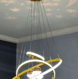 LUMINÁRIA PENDENTE DECORATIVO DE TETO, COM ESTRUTURA EM METAL (ACABAMENTO DOURADO) E ANÉIS EM ACRÍLICO