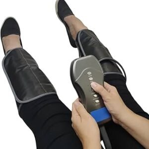 MASSAGEADOR DE PERNAS SEM FIO COM SISTEMA DE COMPRESSAO DE AR, ALIMENTADO POR BATERIA RECARREGAVEL. POSSUI 4 CAMARAS DE AR INFLAVEIS PARA PE, PANTURRILHA INFERIOR, PANTURRILHA SUPERIOR E COXA, COM MULTIPLOS MODOS E INTENSIDADES AJUSTAVEIS. USO PARA ALIVIO MUSCULAR E MELHORA DA CIRCULACAO SANGUINEA.