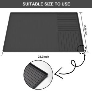 TAPETE DE GOTEJAMENTO PARA MAQUINA DE CAFE FABRICADO EM SILICONE ANTIDERRAPANTE, COM ZONA DIVIDIDA PARA APOIO DE EQUIPAMENTOS E AREA DE DRENAGEM. POSSUI BORDAS ELEVADAS PARA CONTENCAO DE LIQUIDOS, ABSORCAO DE VIBRACAO E REDUCAO DE RUIDO. DIMENSOES APROXIMADAS 32 X 22 X 3 CM, COR PRETA.