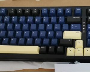 TECLADO MECANICO SEM FIO PARA COMPUTADOR, LAYOUT PADRÃO QWERTY COM TECLAS EM PLASTICO, CIRCUITO ELETRÔNICO INTEGRADO