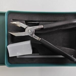 ALICATE PARA CORTAR UNHA EM ACO INOX COM CABO EM PLASTICO, ACONDICIONADO EM ESTOJO DE PLASTICO