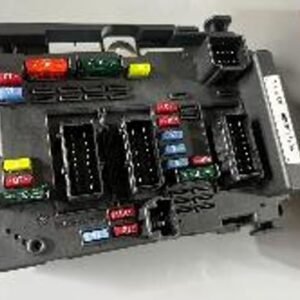 CAIXA DE FUSIVEIS BSM, COM MULTIPLOS FUSIVEIS E RELES DE DIFERENTES CORES E TAMANHOS, ELE É RESPONSAVEL POR DISTRIBUIR ENERGIA PARA VARIOS SISTEMAS DO CARRO