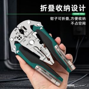 FERRAMENTA MANUAL MULTIFUNCIONAL TIPO ALICATE, UTILIZADA EM ATIVIDADES DE INSTALACAO, MANUTENCAO E SERVICOS ELETRICOS. POSSUI FUNCOES INTEGRADAS DE CORTE, DESCASCAMENTO E CRIMPAGEM DE FIOS, COM ESTRUTURA DOBRAVEL PARA FACILITAR ARMAZENAMENTO E TRANSPORTE. FABRICADA EM METAL COM COMPONENTES PLASTICOS NA EMPUNHADURA PARA MELHOR ERGONOMIA E SEGURANCA NO USO MANUAL. PRODUTO NAO ELETRICO, DESTINADO AO USO PROFISSIONAL OU DOMESTICO EM TRABALHOS TECNICOS DE ELETRICIDADE E MANUTENCAO GERAL.