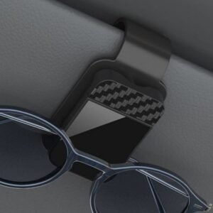 SUPORTE AUTOMOTIVO TIPO CLIP PAR FIXACAO DE OCULOS NO PARA SOL DO VEICULO, COMPOSTO POR PRESILHA E SUPERFICIE DE APOIO PARA ACOMODACAO, CORPO EM PLASTICO