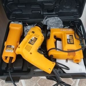 KIT DE FERRAMENTAS ELETRICAS CONTENDO FURADEIRA DE IMPACTO COM 850W DE POTENCIA, TENSAO 220V, ENTRADA 50HZ, VELOCIDADE SEM CARGA: 0-2800 R/MIN, SERRA TICO TICO COM 750W DE POTENCIA, ENTRADA 50HZ, VELOCIDADE SEM CARGA: 600-3200 R/MIN E ESMERILHADEIRA COM 900W DE POTENCIA, TENSAO 220V, ENTRADA 50HZ, VELOCIDADE SEM CARGA: 11000 R/MIN, DIAMETRO DA RODA 100MM