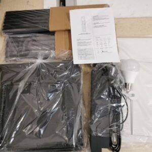 LUMINÁRIA DE PISO COM ESTRUTURA VERTICAL COMPOSTA POR TRES PRATELEIRAS E CÚPULA EM TECIDO SINTÉTICO