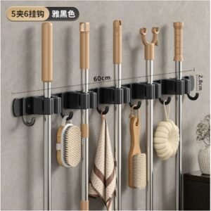 SUPORTE DE PAREDE PARA VASSOURAS E ESFREGOES EM PLASTICO, COM TRAVAS ANTIDERRAPANTES E GANCHOS