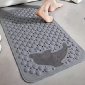 TAPETE ANTIDERRAPANTE PARA BANHEIRO, FABRICADO EM PVC, COM VENTOSAS NA BASE PARA FIXACAO AO PISO, COM ORIFICIOS DE DRENAGEM E SUPERFICIE TEXTURIZADA PARA MASSAGEM DOS PES